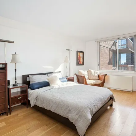 Rent this 3 bed apartment on The Vanderbilt in East 41st Street, New York