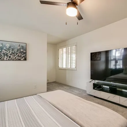 Rent this 2 bed condo on Scottsdale