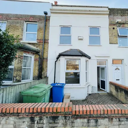 Rent this 5 bed townhouse on Gibbon Road in London, SE15 2AS