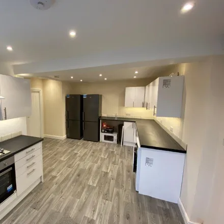 Rent this 6 bed duplex on 50 Peveril Road in Beeston, NG9 2HU