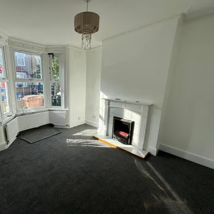 Image 2 - 64 Pearcroft Road, London, E11 4DR, United Kingdom - Townhouse for rent