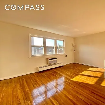 Image 2 - 25-23 14th Place, New York, NY 11102, USA - House for rent