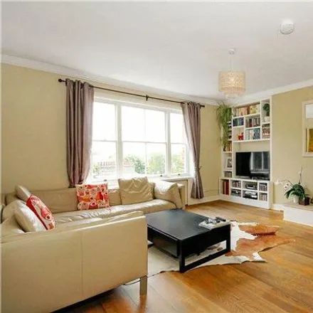 Rent this 4 bed room on 127 Sutherland Avenue in London, W9 2QP