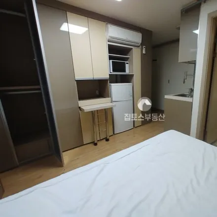 Rent this studio apartment on 서울특별시 광진구 자양동 622-28
