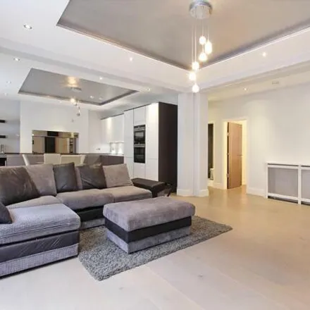 Rent this 2 bed room on Wendover Court in 2-10 Chiltern Street, London