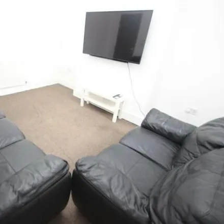 Rent this 9 bed apartment on Smithdown Road in Liverpool, L17 1AW