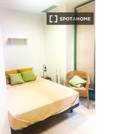 Rent this 6 bed room on Palau Requesens in Carrer del Sots-tinent Navarro, 08001 Barcelona