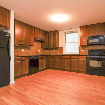 Rent this 3 bed apartment on unnamed road in Chicago, IL