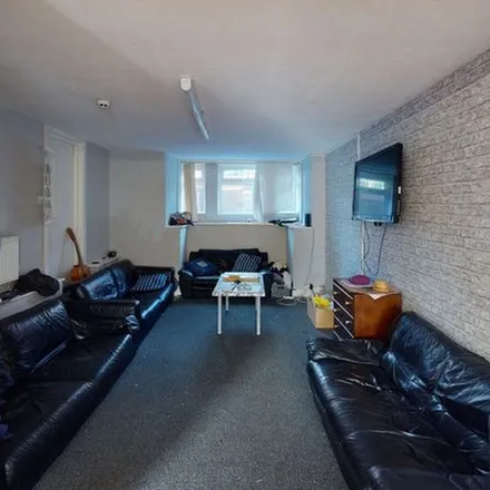 Image 2 - Manor Terrace, Leeds, LS6 1FA, United Kingdom - Townhouse for rent