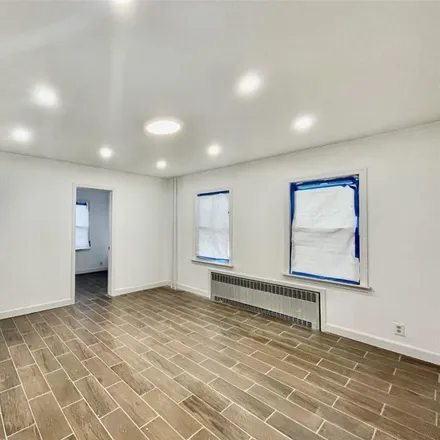 Image 6 - 54 Laurel Avenue, New York, NY 10304, USA - House for sale