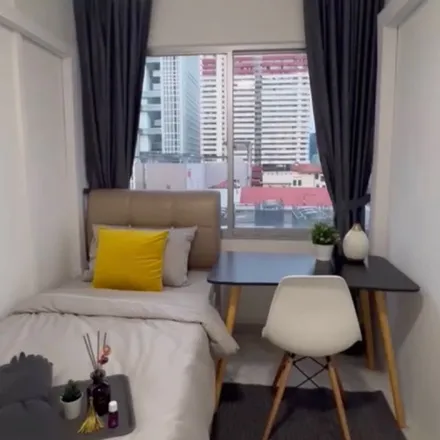Rent this 1 bed apartment on People's Park Complex in Park Crescent, Singapore 059108