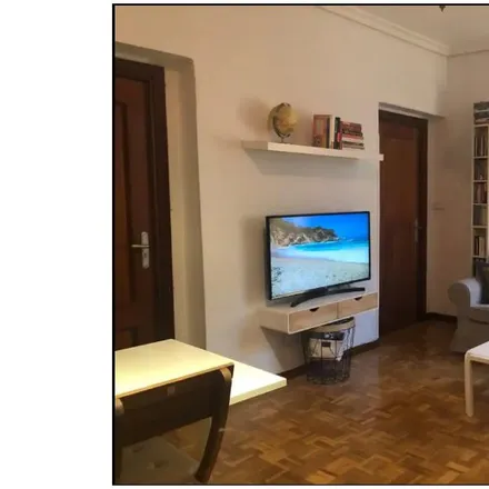 Rent this 3 bed room on Centro Privado de Educación Secundaria Cumbre in Calle de Costa Rica, 25