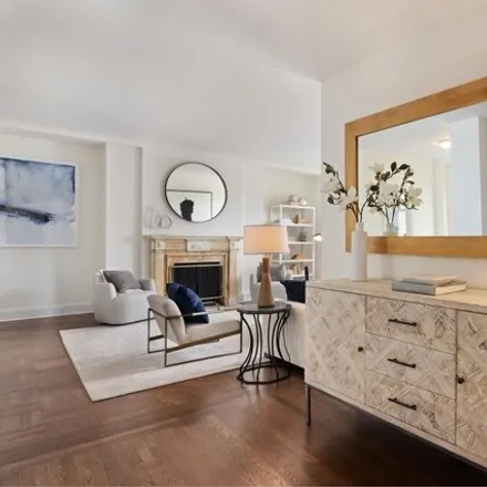 Image 2 - 2 East 70th Street, New York, NY 10021, USA - Apartment for sale