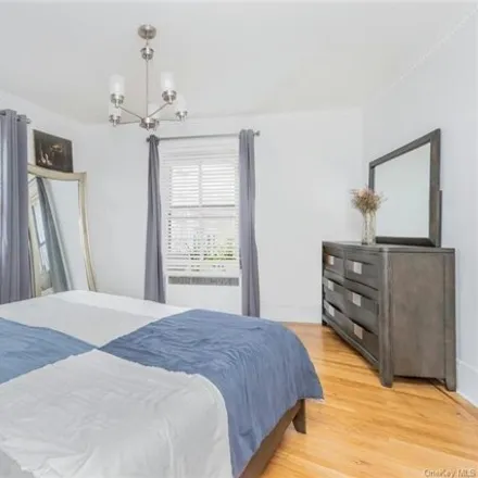 Image 7 - 35 Dash Place, New York, NY 10463, USA - Apartment for sale