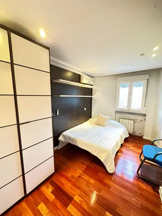 Rent this 5 bed room on Calle de San David in 2, 28019 Madrid