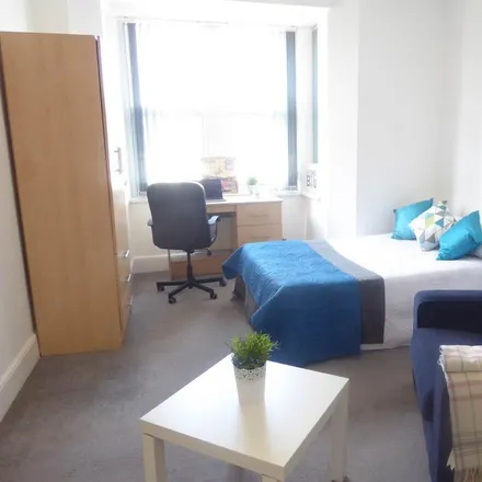 Image 2 - Somerset Road, Huddersfield, HD5 9AT, United Kingdom - Apartment for rent