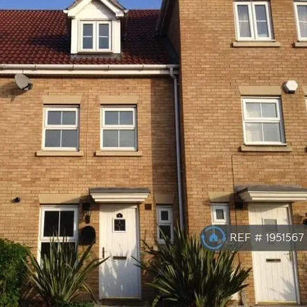 Rent this 1 bed townhouse on Windermere Avenue in Purfleet-on-Thames, RM19 1QN
