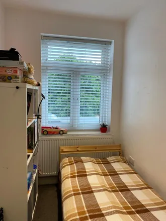 Image 5 - Holmwood Close, London, UB5 4LZ, United Kingdom - Apartment for rent