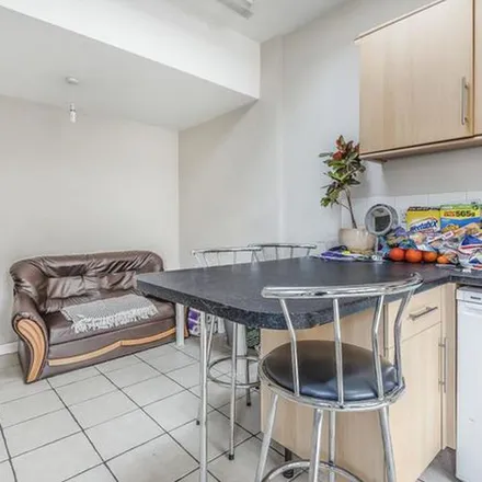 Rent this 5 bed apartment on Tops Pizza in 148 Cowley Road, Oxford