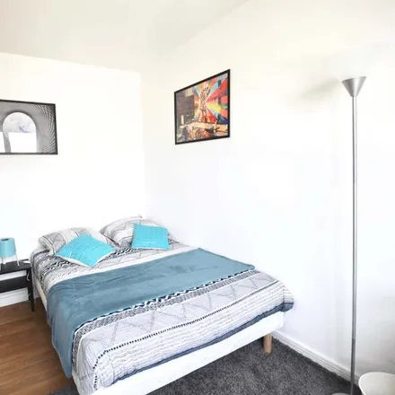 Rent this 4 bed room on Tour Giralda in 2-4 Square Vitruve, 75020 Paris
