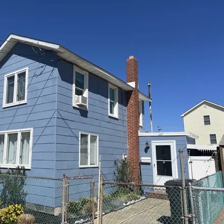 Buy this 2 bed house on 213 West Maple Avenue in Wildwood, NJ 08260
