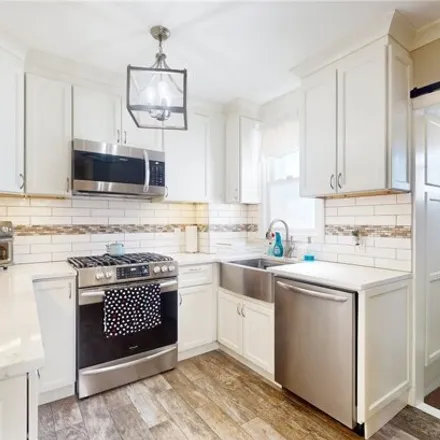 Image 7 - 69-06 67th Street, New York, NY 11385, USA - House for sale