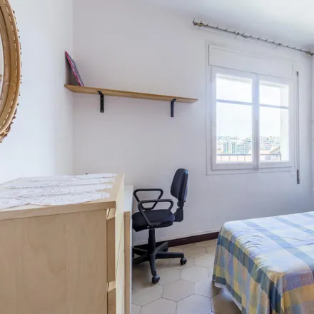 Rent this 3 bed room on Carrer de Viladomat in 267 B, 08029 Barcelona