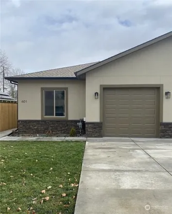 Buy this 2 bed house on 603 Sycamore Street in Walla Walla, WA 99362