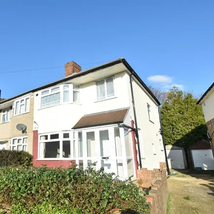 Rent this 3 bed duplex on Sussex Avenue in London, TW7 6JZ