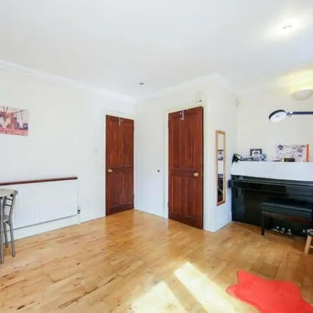 Image 7 - 1, 2, 3, 4, 5, 6, 7, 8, 9, 10, 11, 12, 13, 14 Mile End Place, London, E1 4BH, United Kingdom - Apartment for sale