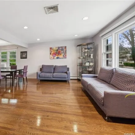 Image 3 - 65-26 170th Street, New York, NY 11365, USA - House for sale