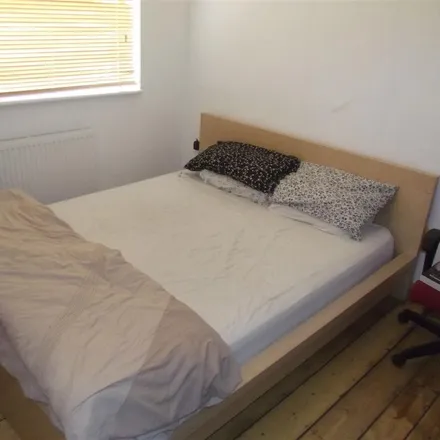 Rent this 3 bed apartment on Easton Road in Droylsden, M43 6WF