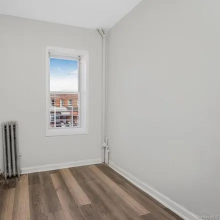 Image 7 - 936 East 221st Street, New York, NY 10469, USA - House for sale