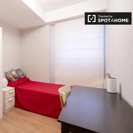 Rent this 4 bed room on Ecorganic in Avinguda de Blasco Ibáñez, 66