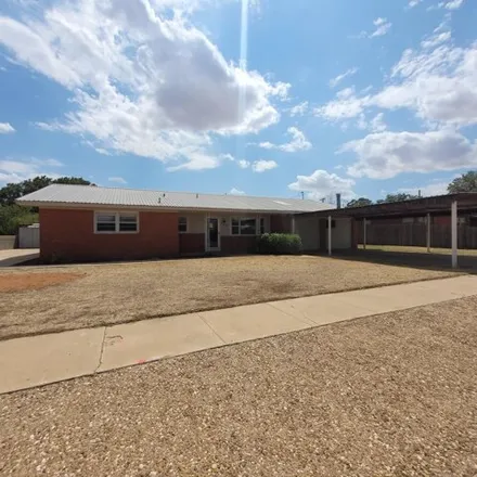 Image 1 - 744 East Hayes Avenue, Morton, Cochran County, TX 79346, USA - House for sale