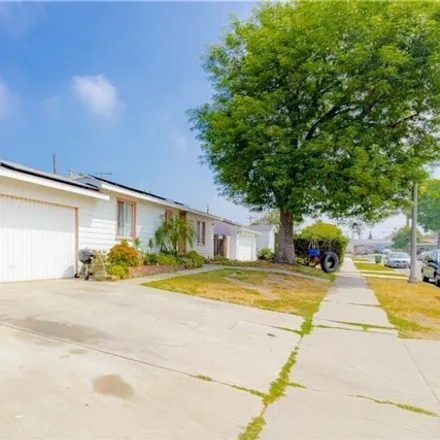 Image 2 - 13505 Muscatine St, California, 91331 - House for sale
