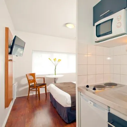 Image 2 - 48 Avenue Puvis de Chavannes, 92400 Courbevoie, France - Apartment for rent