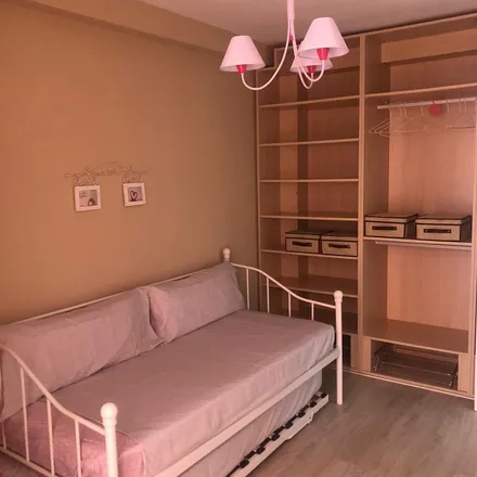 Rent this 5 bed apartment on Colegio Salesiano "San Ignacio" in Avenida María Auxiliadora, 11009 Cádiz