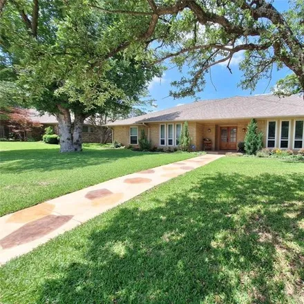 Buy this 4 bed house on 6817 Roundrock Rd in Dallas, Texas