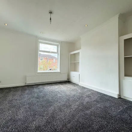 Rent this 3 bed townhouse on The Littleway in Leicester, LE5 4PN