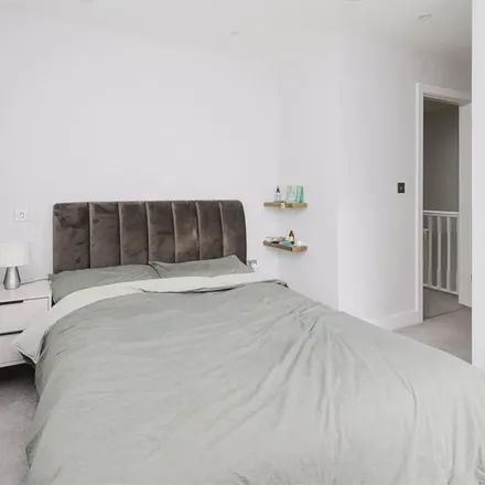 Rent this 3 bed apartment on 4C Surbiton Hill Road in London, KT6 4TP