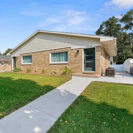 Buy this studio house on 1214 Shadow Lane in Green Bay, WI 54304