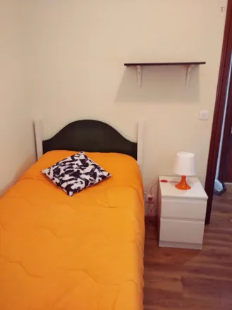 Rent this 3 bed room on Avenida de Valladolid in 15, 28008 Madrid