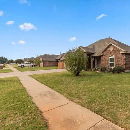 Image 2 - 176 Ridge Lake Boulevard, Norman, OK 73071, USA - House for sale