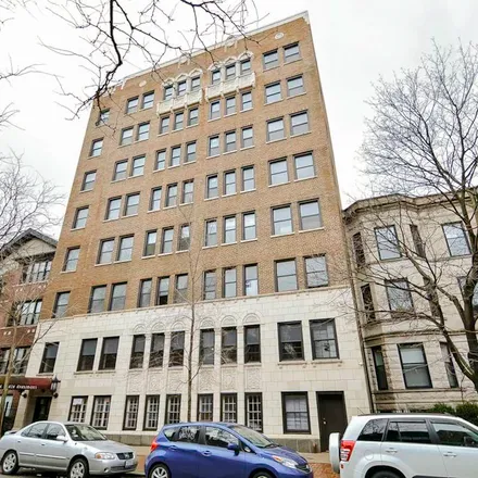 Rent this 1 bed apartment on 817 West Lakeside Place in Chicago, IL 60640