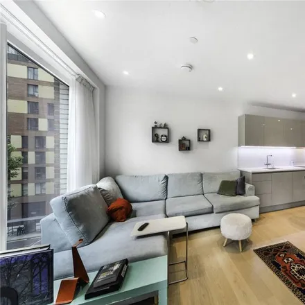 Image 5 - South Garden Point, Sayer Street, London, SE17 1FE, United Kingdom - Apartment for rent