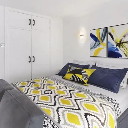 Rent this 1 bed apartment on Vanmoof in Shorts Gardens, London