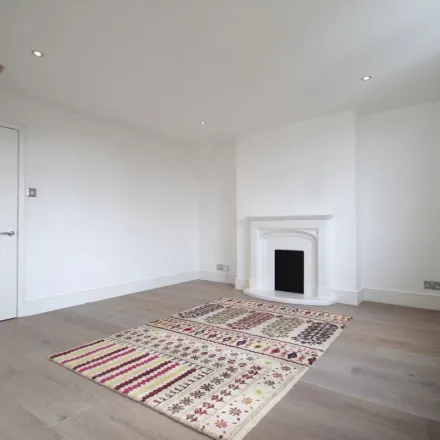 Rent this 3 bed apartment on Caledonian Road in London, N7 9RR
