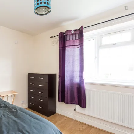 Rent this 5 bed room on 27 Hilary Road in London, W12 0QB