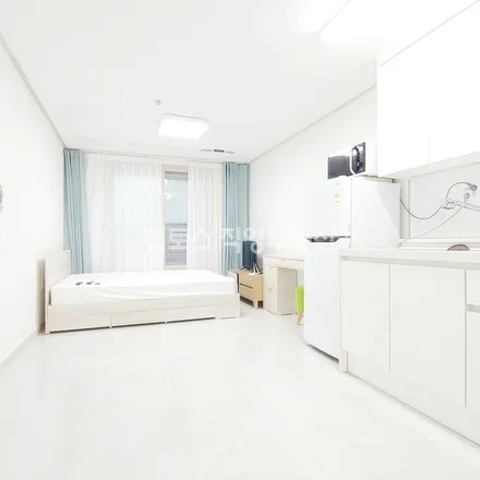 Rent this studio apartment on 서울특별시 서초구 양재동 88-1